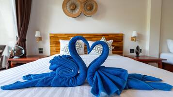 Habitación triple Premium | Escritorio, wifi gratis y ropa de cama