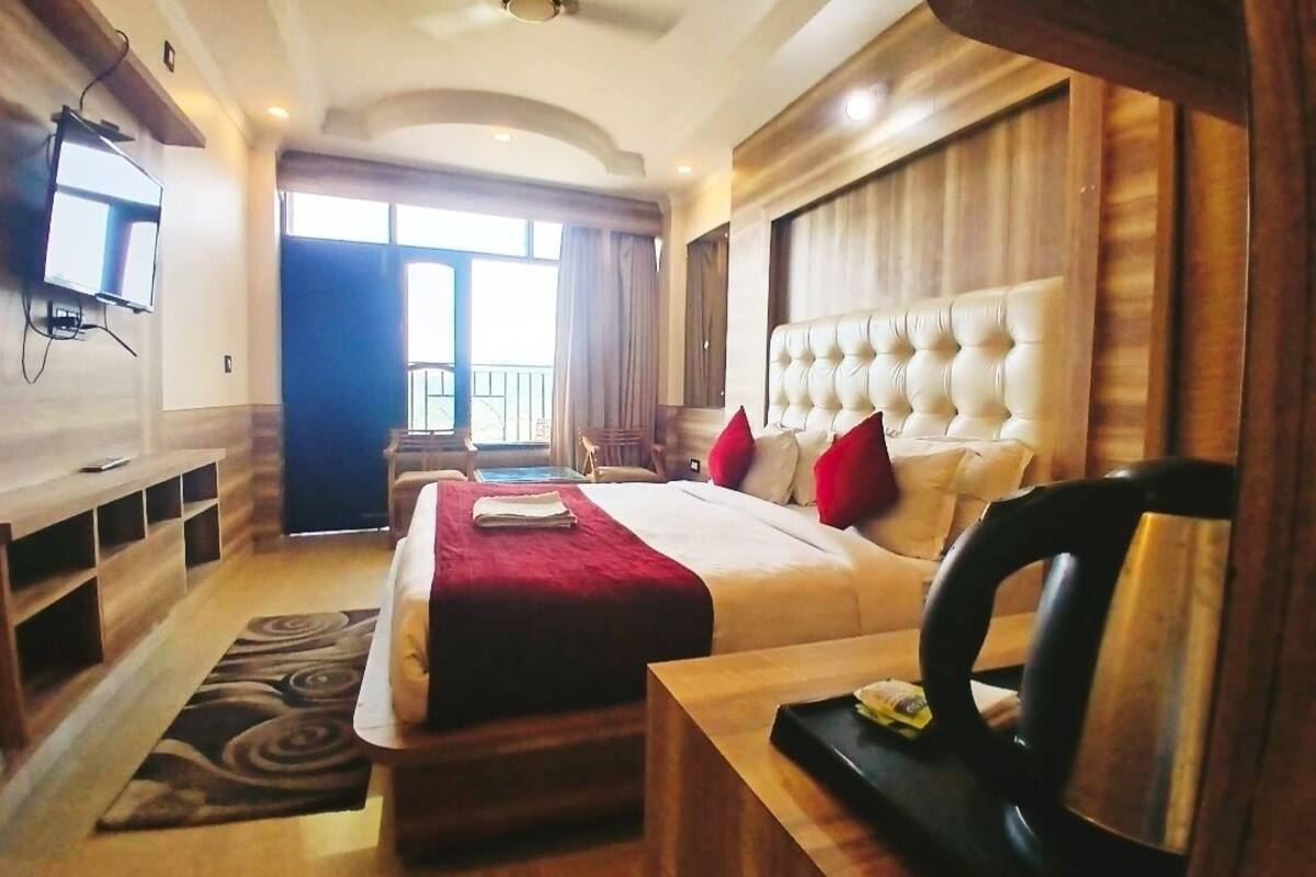 1 bedroom, desk, laptop workspace, soundproofing