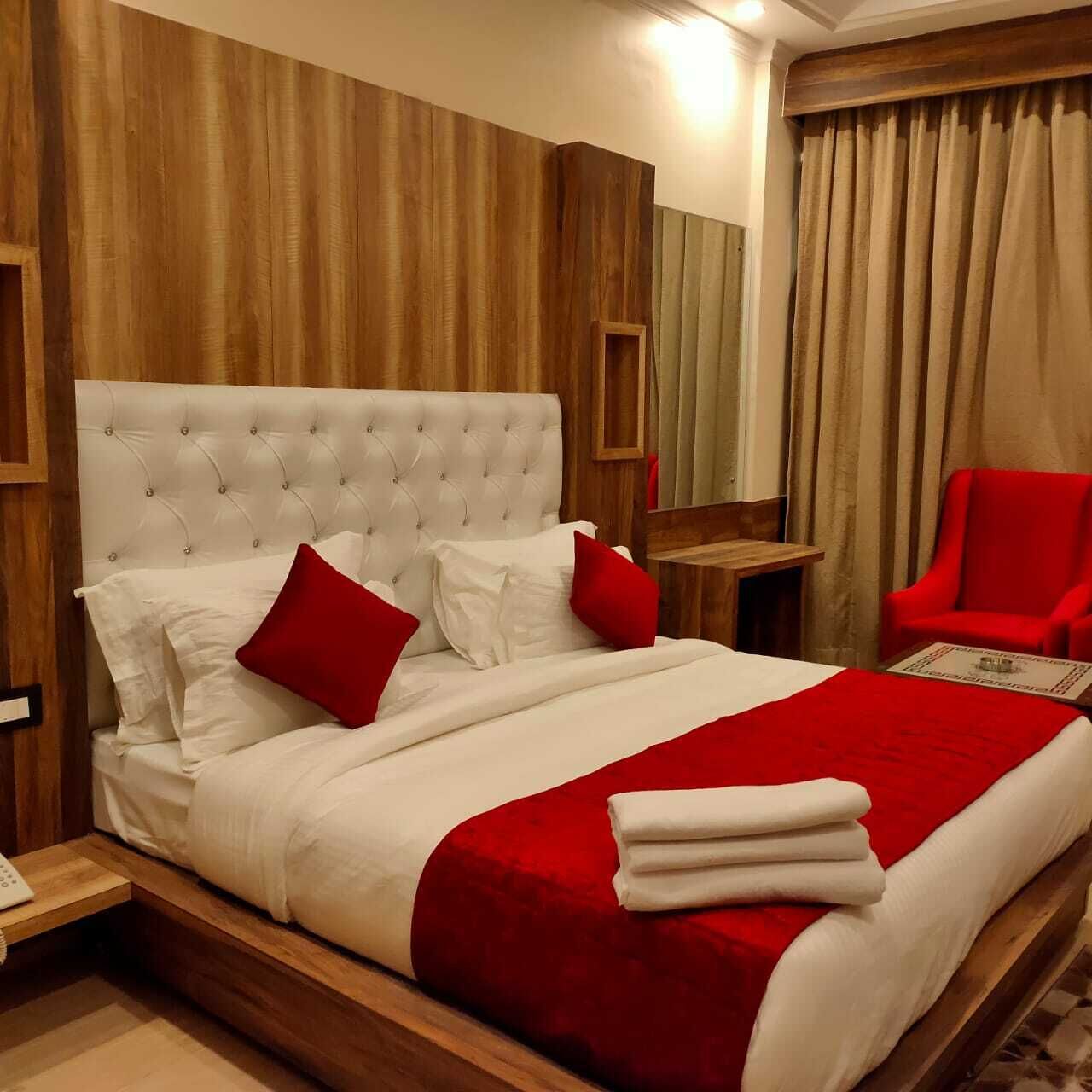 Premier Room | Desk, laptop workspace, soundproofing, iron/ironing board