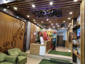 デスク、ノートパソコン用作業スペース、防音設備、アイロン / アイロン台