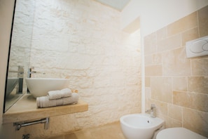 Bathroom - Splendid Ancient Stone Apartment in the Center of Ostuni (Ostuni)