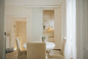 Appartement, 2 slaapkamers, roken, balkon | Dineerruimte