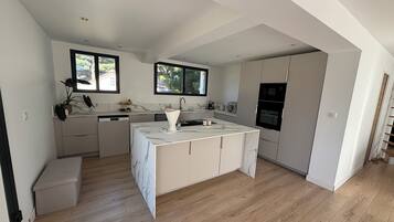 Frigorifero, microonde, forno, piano cottura