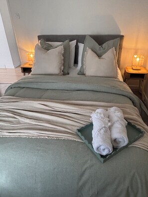 3 chambres, bureau, fer et planche à repasser, lit parapluie