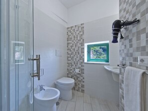 Hårtørrer, håndklæder