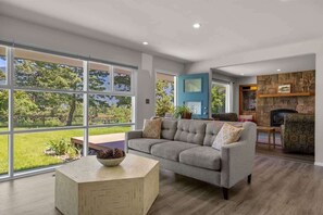 TV, fireplace, offices