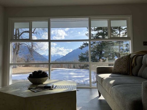 Scenic Bluebird House with Mountain views, AC & Ho