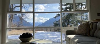 Scenic Bluebird House with Mountain views, AC & Ho