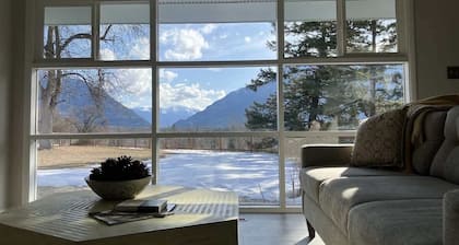 Scenic Bluebird House with Mountain views, AC & Ho