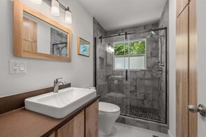 Douche, sèche-cheveux, serviettes fournies, shampoing