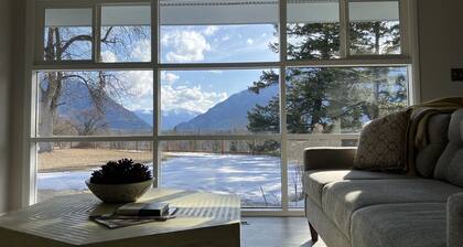 Scenic Bluebird House with Mountain views, AC & Hot tub!