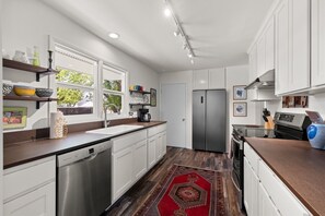 冷蔵庫、電子レンジ、オーブン、コンロ