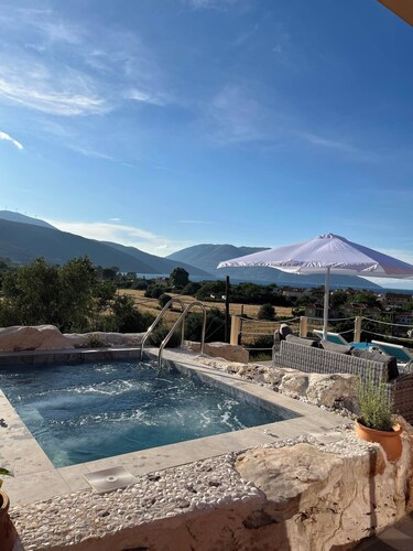 Villa Averto
Family sized villa with style, elegance and  stunning seaviews!