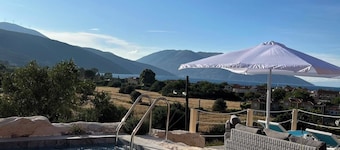 Villa Averto
Family sized villa with style, elegance and stunning seaviews!