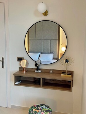3 chambres, coffres-forts dans les chambres, fer et planche à repasser
