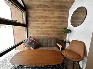 Design-mökki | Oleskelualue | Taulutelevisio, Netflix, lämmitetyt lattiat, suoratoistopalvelut