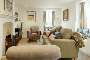 TV, fireplace - Cosy and welcoming holiday cottage - Clare's Cottage (Ebrington)