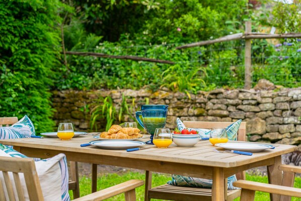 Outdoor dining - Cosy and welcoming holiday cottage - Clare's Cottage (Ebrington)
