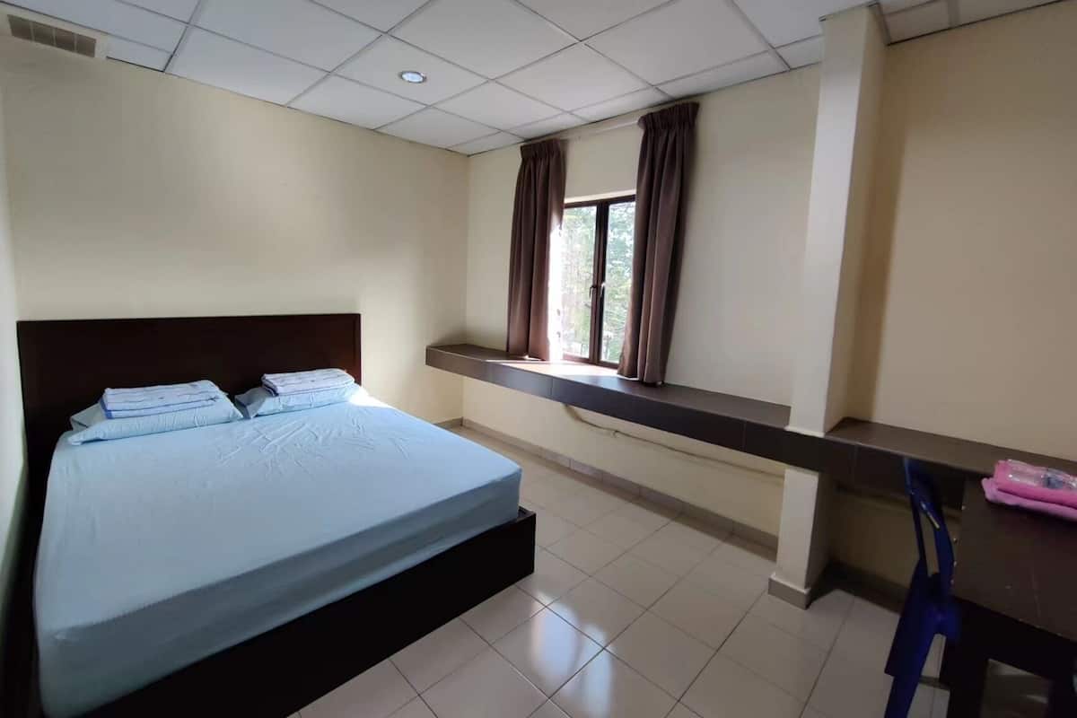 Comfort Double Room | Hypo-allergenic bedding, desk, free WiFi