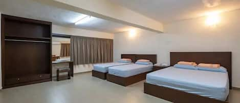 Comfort Quadruple Room | Peralatan tempat tidur hipoalergenik, meja, Wi-fi percuma 