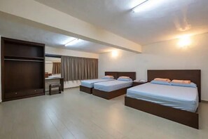 Comfort-herbergi fyrir fjóra | Ofnæmisprófaður sængurfatnaður, skrifborð, ókeypis þráðlaus nettenging