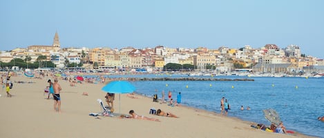 Beach nearby, sun-loungers
