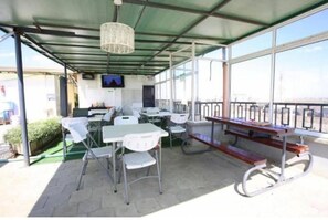 Outdoor dining - Cozy with king-sized bed apartment in Embakasi Fedha area (Nairobi)