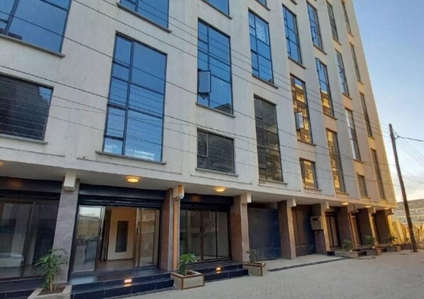 Exterior - Cozy with king-sized bed apartment in Embakasi Fedha area (Nairobi)