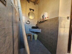 Comfort Double Room | Bathroom | Shower, rainfall showerhead, hair dryer, towels - Kasbah La Cigogne (Aït Benhaddou)