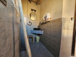 Ducha, cabezal de ducha tipo lluvia, secador de pelo, toallas