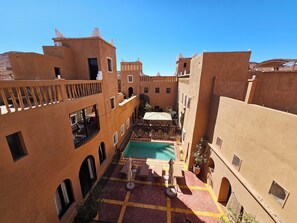 Chambre Supérieure, salle de bains privée, vue piscine | Terrasse/Patio