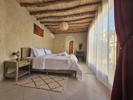 高级房, 私人浴室, 泳池景观 | 高档床上用品、羽绒被、客房内保险箱、特色装修