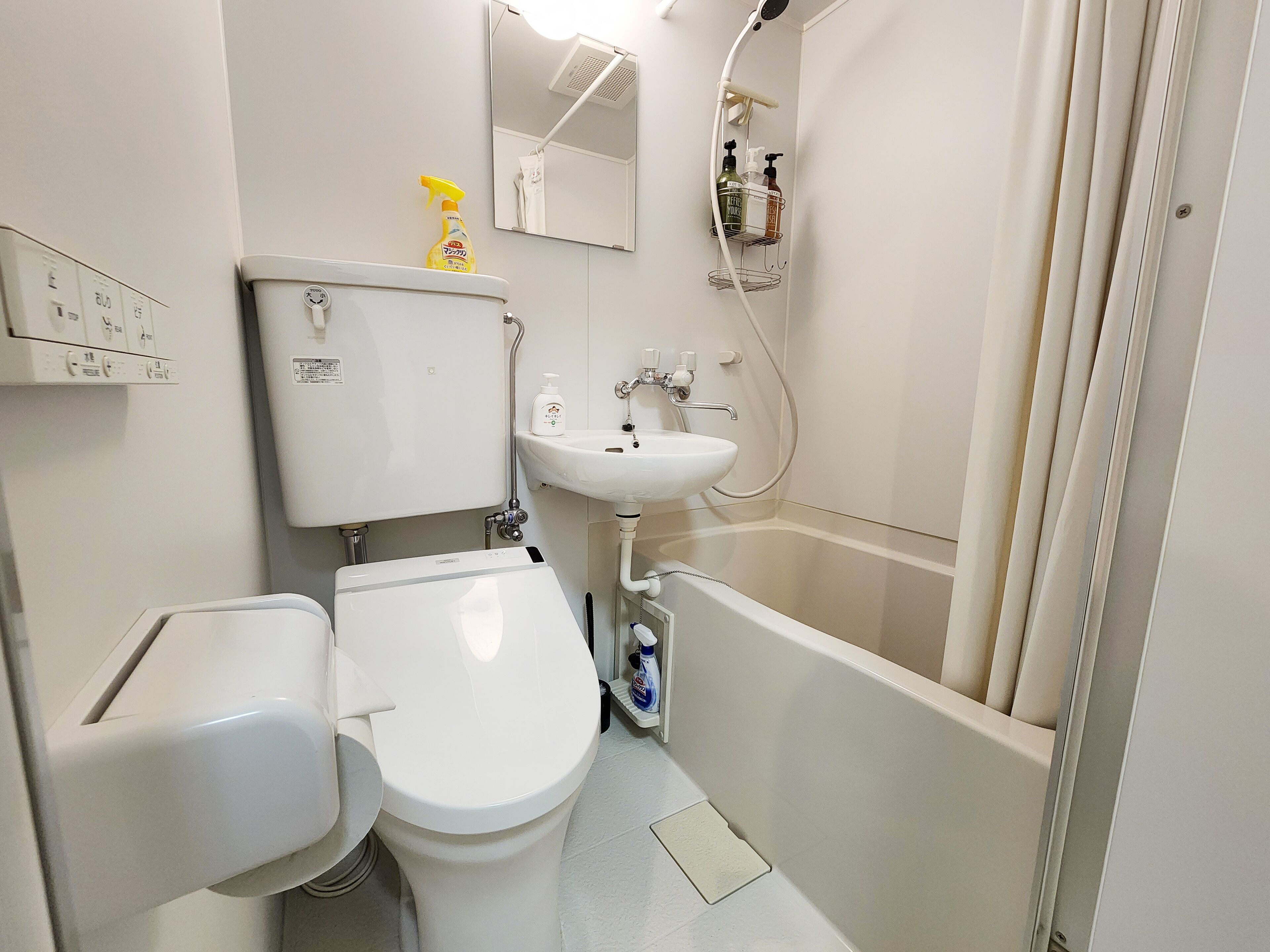 Une salle de bain avec des toilettes, un lavabo et une douche.