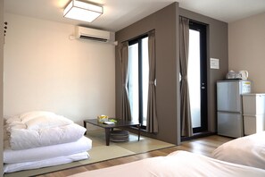 Blackout drapes, iron/ironing board, free WiFi, bed sheets - KYU KYU HOTEL (Tokyo)