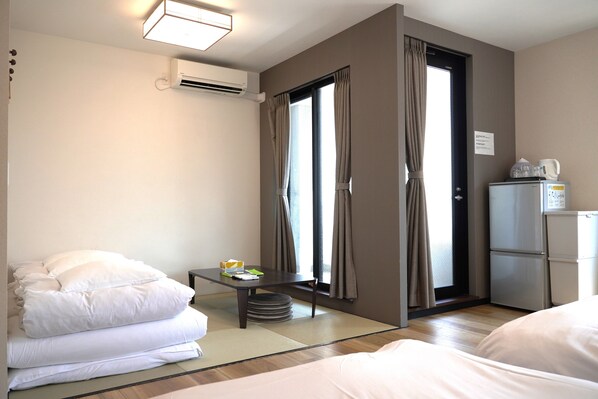 Blackout curtains, iron/ironing board, free WiFi, bed sheets - KYU KYU HOTEL (Tokyo)