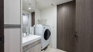 Basic Apartment | Bathroom