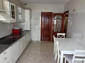 Economy Apartment | Private kitchen | Cleaning supplies - dpCristal Sarria Centro (Sarria)