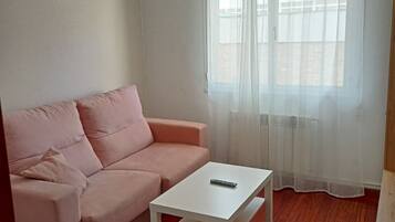 Appartamento Economy | Area soggiorno | TV a schermo piatto