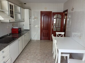 Economy Apartment | Private kitchen | Cleaning supplies - dpCristal Sarria Centro (Sarria)
