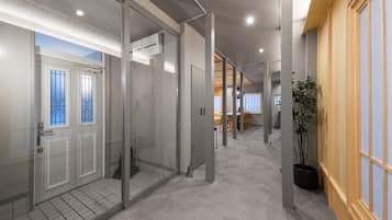 5 habitaciones, escritorio y cortinas blackout