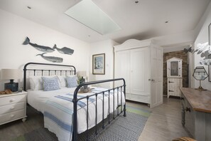 2 bedrooms, iron/ironing board, Internet, bed sheets