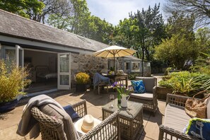 Outdoor dining - Rosehendra - A beautifully refurbished pet-friendly barn conversion with two bedrooms, a log burner (Rosevidney)