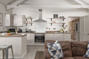 Fridge, microwave, oven, stovetop - Rosehendra - A beautifully refurbished pet-friendly barn conversion with two bedrooms, a log burner (Rosevidney)