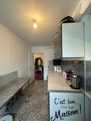 Fridge, microwave, oven, stovetop - Paris Superbe Appartement (Paris)