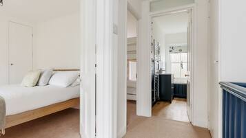 2 bedrooms, iron/ironing board, WiFi