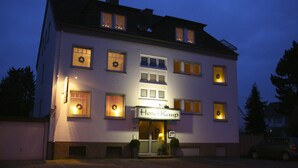 Et toetagers hotel med et skilt, der siger "Hotel Kaup".