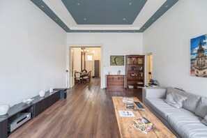 Exklusiv lägenhet | 2 sovrum, sängtillbehör av högsta kvalitet och skrivbord