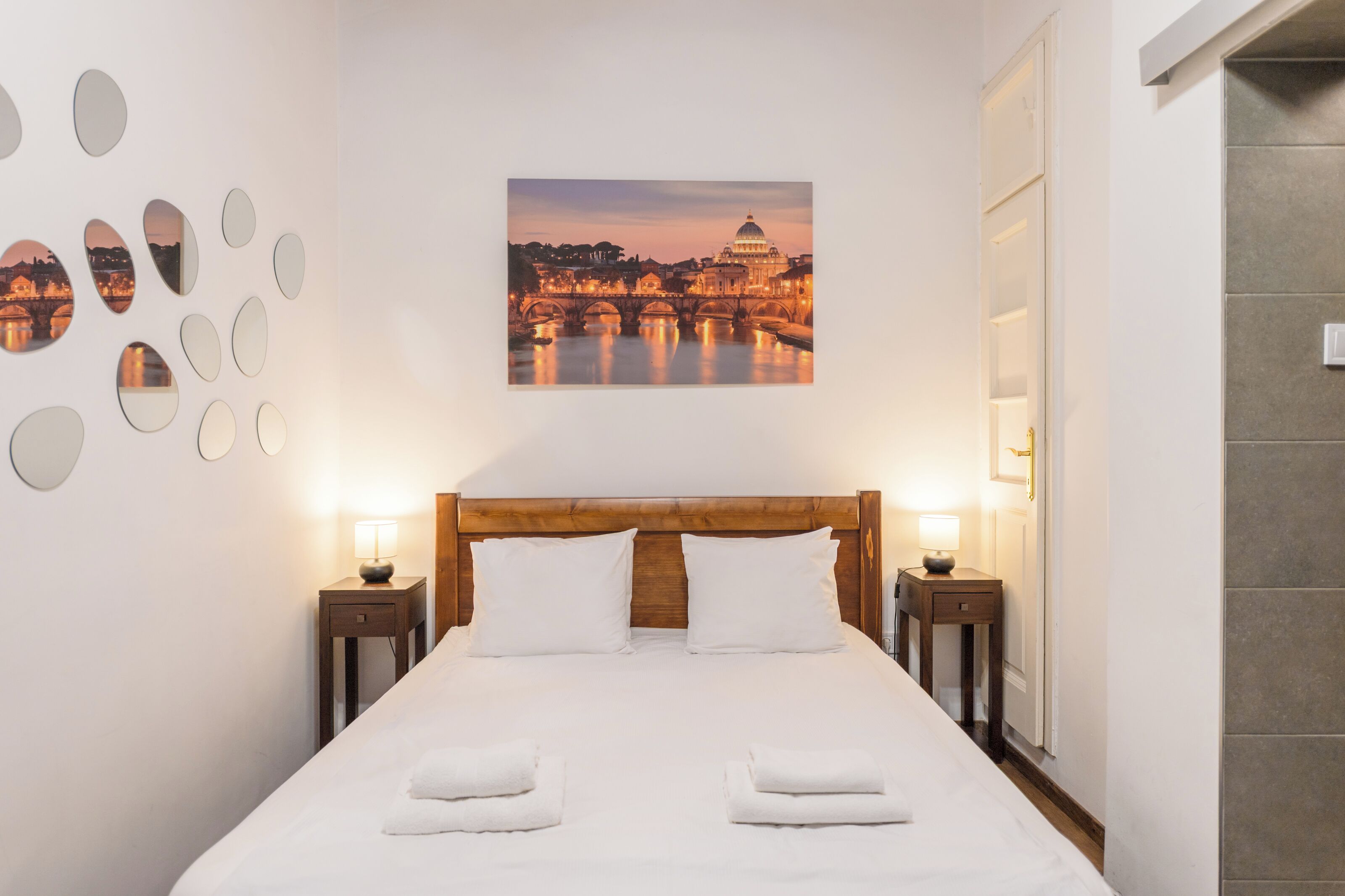 2 عدّة غرف نوم وأغطية فراش متميزة ومكتب ومساحة عمل للكمبيوتر المحمول