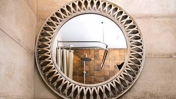 Suihku, ympäristöystävälliset hygieniatuotteet, hiustenkuivaaja, bidee