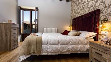 1 slaapkamer, een bureau, een strijkplank/strijkijzer, reisbedje